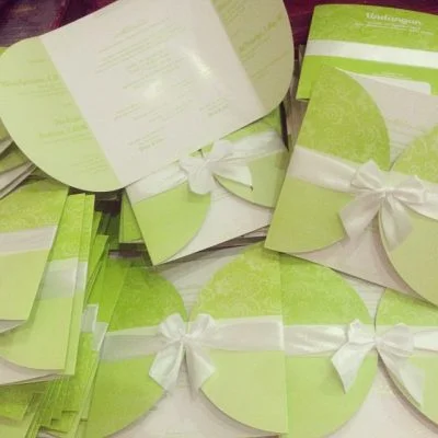 ukuran undangan warna cerah